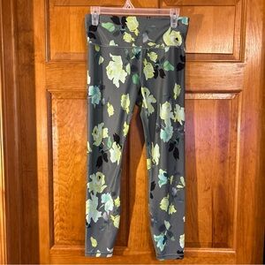Athleta Elation Green/Gray 7/8 Floral leggings W/Band pocket Size Med-EUC